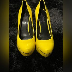 Taylor says designer heels